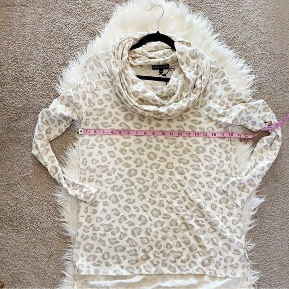 Gibsonlook Nordstrom Convertible Neck Top in Oatmeal Animal Leopard NWT - Picture 7 of 7